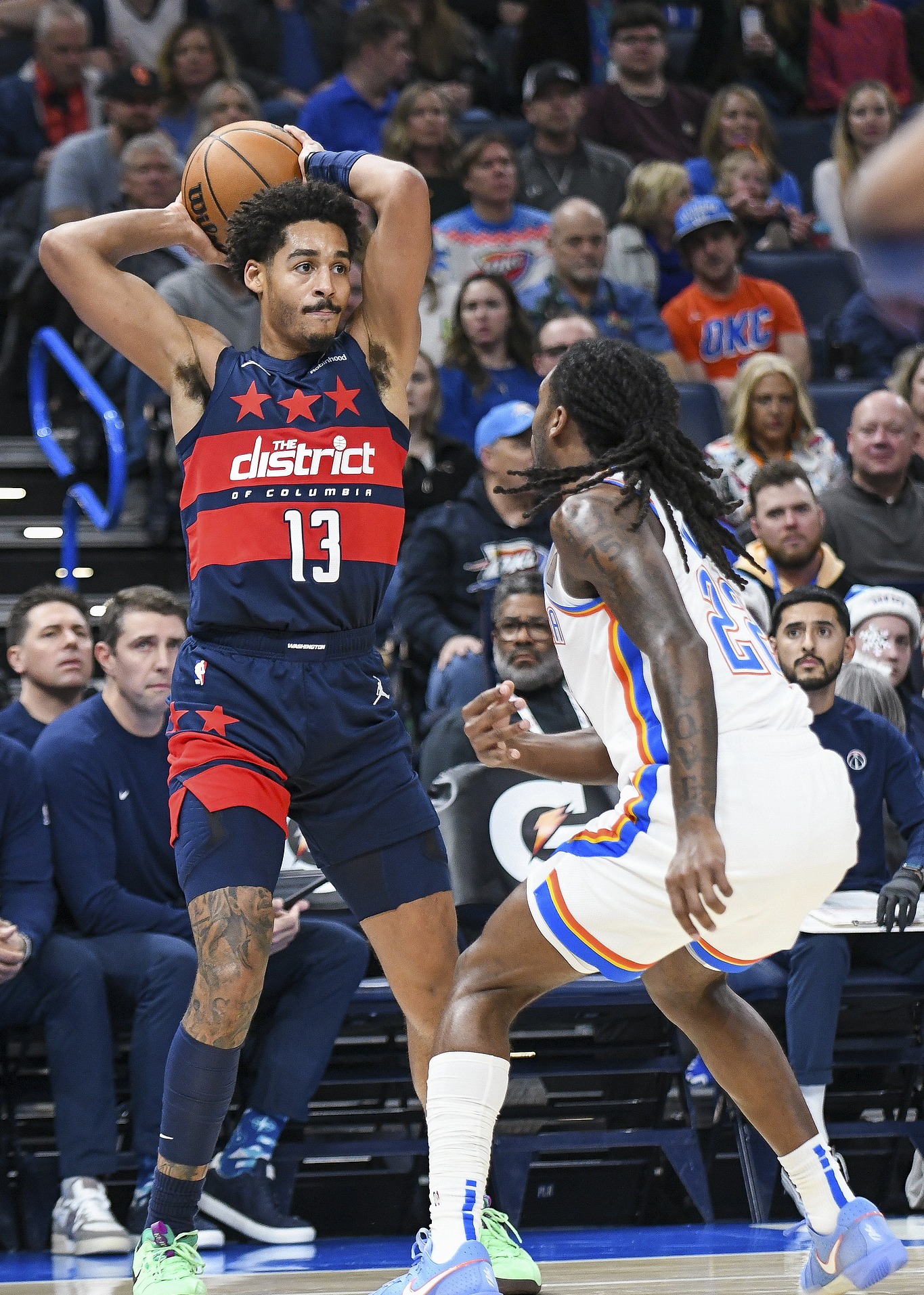 包含今晨俄克拉荷马雷霆备战英超，回应争议细节曝光，质疑声仍在，更衣室氛围转暖的词条