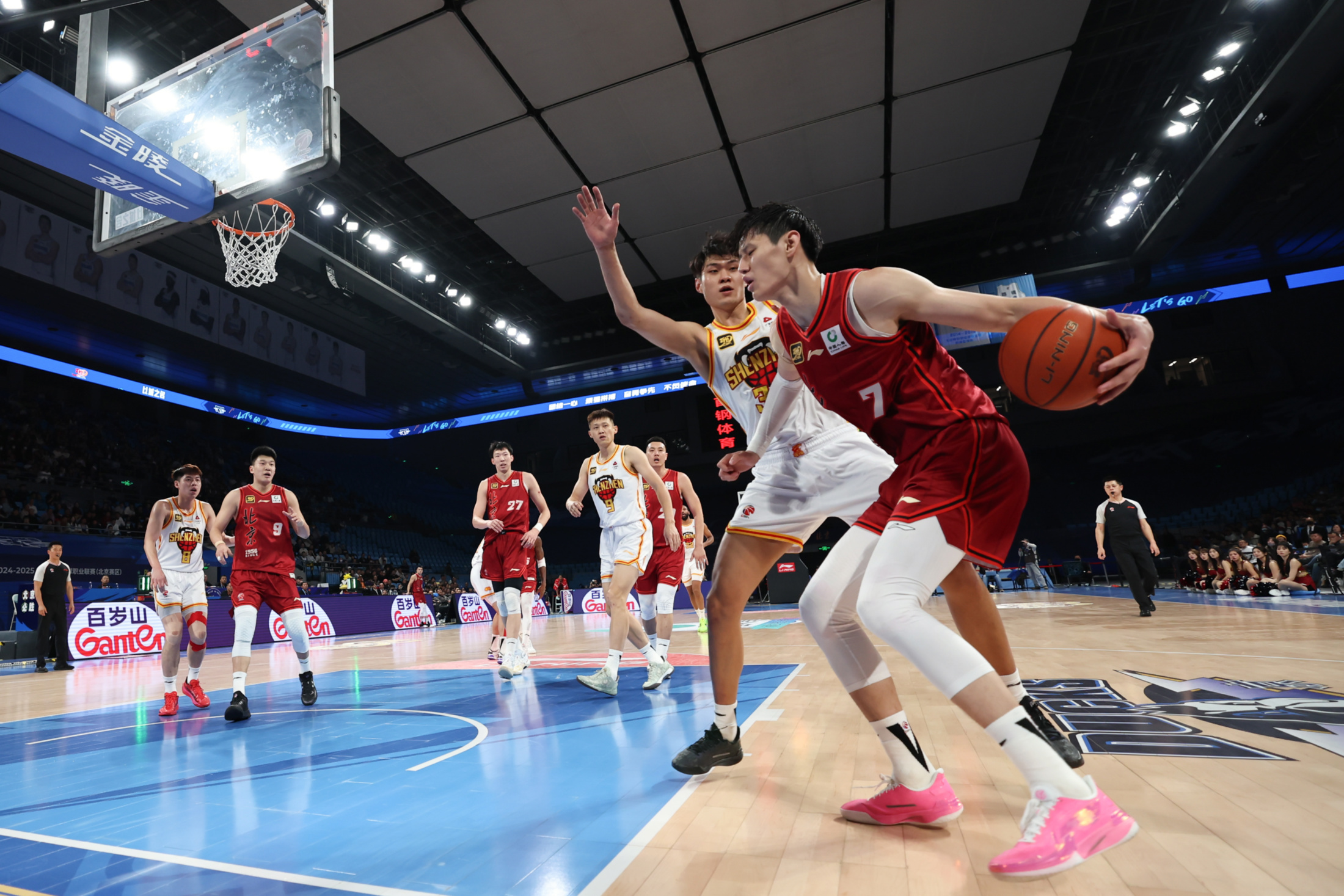 包含今晚CBA季后赛焦点战；西汉姆完成体检；底气十足；身体对抗强度拉满的词条